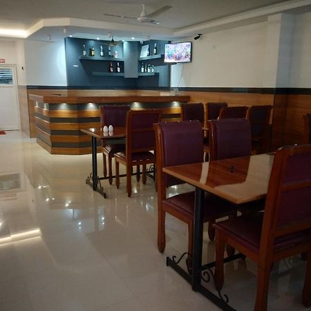 Hotel Priya Chengannur Buitenkant foto