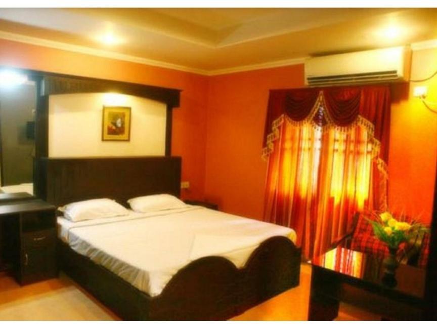 Hotel Priya Chengannur Kamer foto