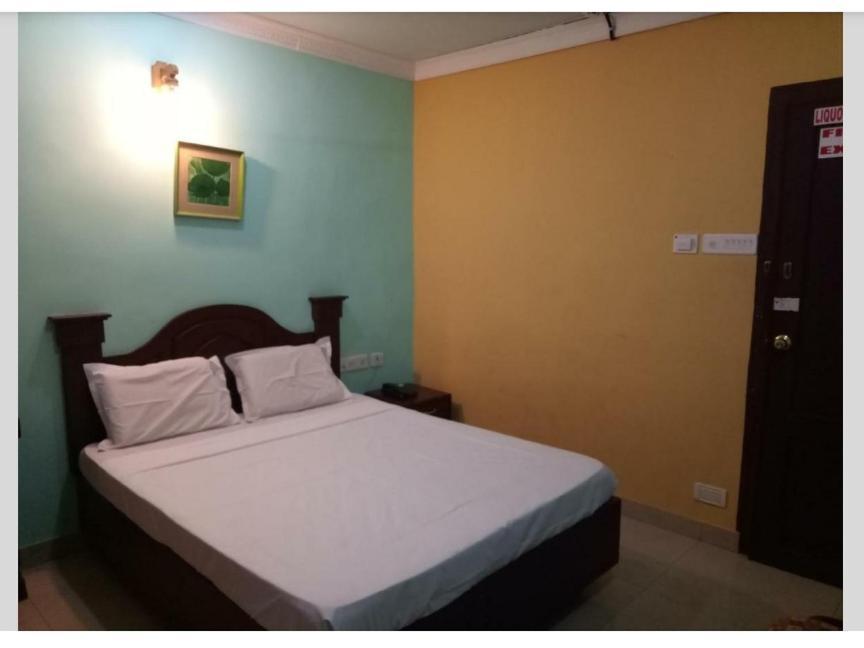 Hotel Priya Chengannur Buitenkant foto