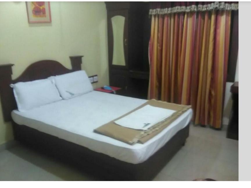Hotel Priya Chengannur Buitenkant foto