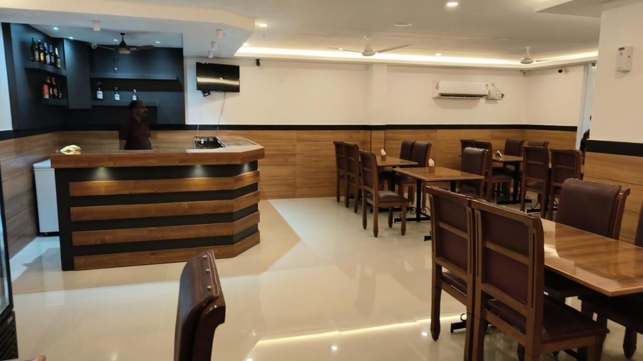 Hotel Priya Chengannur Buitenkant foto